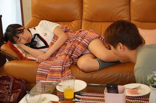 Chàng trai trộm nhìn quần lót tình nhân bạn gái đang ngủ thì bị phát hiện