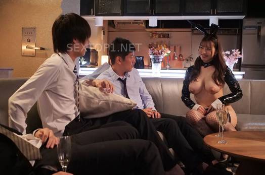 Nữ tổng giám đốc trẻ với bộ trang phục khiến mấy cậu nhân viên quá bất ngờ