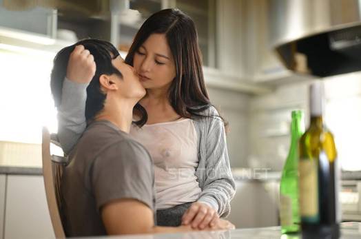 Hai mẹ con uống rượu rồi đụ nhau luôn