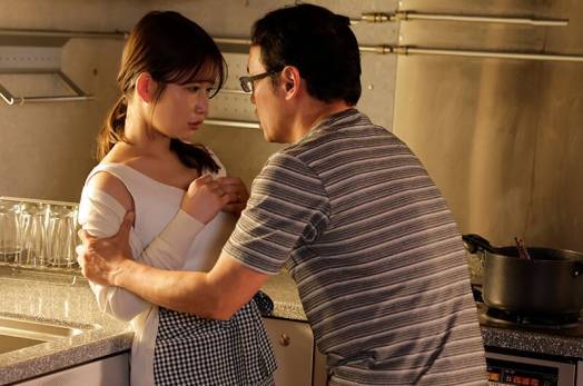 Nàng dâu quyến rũ tự thỏa mãn ham muốn bị bố chồng bất ngờ bắt gặp.